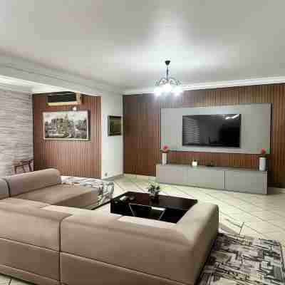 Chic and stylish 3 bedroom apartment Rooms