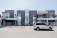 Dukuh Kupang Residence Mitra RedDoorz Hotels in Sawahan