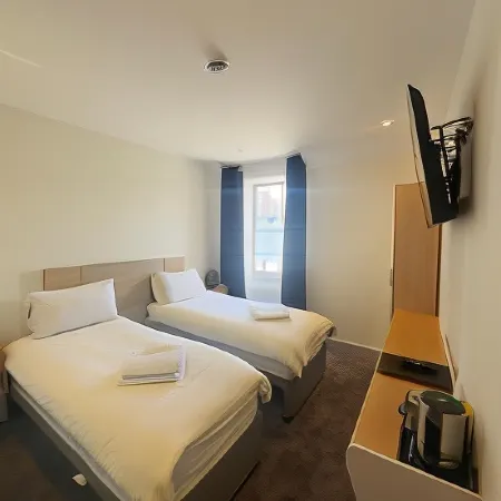 The White Lion Hotel Отели в г. Макинлет