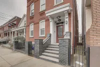Comfy Bayonne Townhome ~ 11 Mi to NYC Attractions