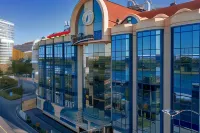 Radisson Blu Rostov-on-Don (Рэдиссон Блу Ростов-на-Дону) Отели рядом с достопримечательностью «Академия строительства и архитектуры, ДГТУ»