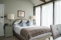 Hinds Head Hotels near St Mary the Virgin Church