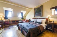 Golden Well Hotels near Franz Kafka - Rotating Head by David Cerny