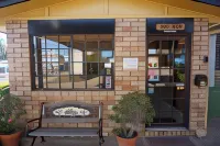 Miles Outback Motel Hotel a 