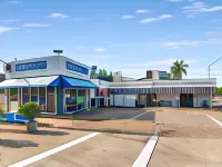 Castle Crest Motel Hotels near The Strand