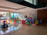 Modern 2BR Aryaduta near CITO Mall By Travelio Các khách sạn gần UIN Sunan Ampel