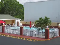 Howard Johnson by Wyndham Ft. Myers FL - Pools