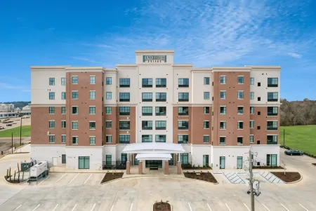 Staybridge Suites Flowood – NW Jackson Отели рядом с достопримечательностью «FRC-Flowood Remote Control Indoor Park»