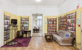 Baroque Hostel & Coworking
