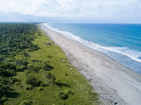 L'Sirene Boutique Resort Отели рядом с достопримечательностью «Dingalan Aurora Grotto»