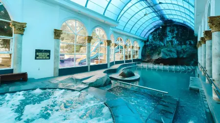 Grand Paradise Hotel Lembang Отели рядом с достопримечательностью «Cimahi Waterfall»