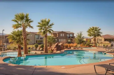 Paradise Village Home in Santa Clara * Poolside Location * Private Hot Tub * BBQ