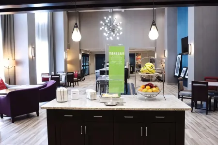 Hampton Inn & Suites des Moines/Urbandale Отели в г. Граймс