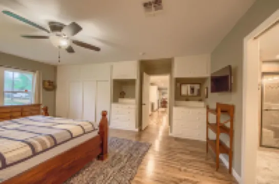 Zipp Away Ld 728 3 Bedroom Home by RedAwning Hotels in Selma