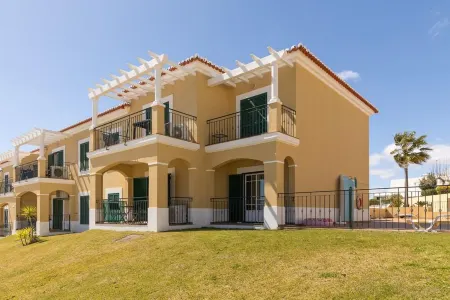 Beautiful apartment in a quiet location with sea views