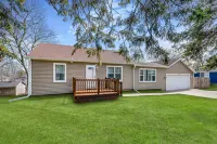 Private Game Room and Fenced Backyard Oasis - Charming Retreat Hotels in Lyons