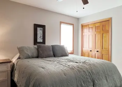 Gun lake 4 Bed 2.5 Bath Home w/2 car garage, kayaks, paddleboards, free Wi-Fi