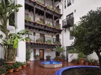 Plaza la Reina Hotel in zona Basic Plasma Science Facility