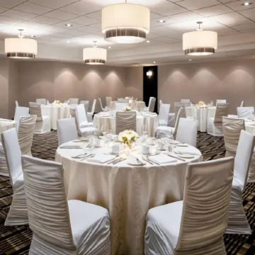 Four Points by Sheraton Mississauga Meadowvale Отели рядом с достопримечательностью «Библиотека Кортнипарк»