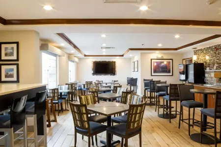 Best Western Executive Inn  Suites Отели рядом с достопримечательностью «Парк Лемери»