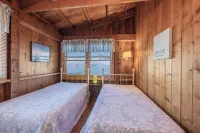 Charming Cottage on the Bay and Golf Course with private patio and boat dock.