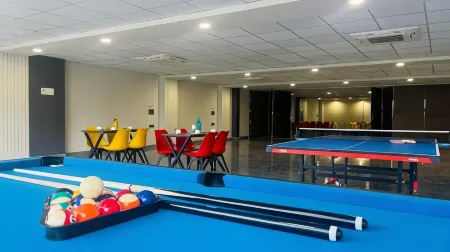 Zen Suites Gurgaon - Luxe Stays Collection Отели рядом со станцией Gurgaon Railway Station