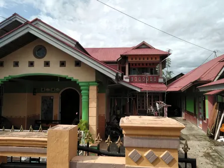 Penginapan Reska Syariah Отели рядом с достопримечательностью «Монумен Пересмиан Бандара Интернашенал Минангкабау»