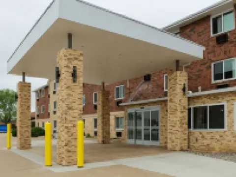 Clarion Pointe Bettendorf - Quad Cities Hotels in Bettendorf