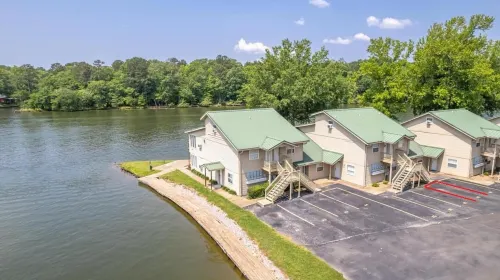 Spacious Lakeside Country Getaway!