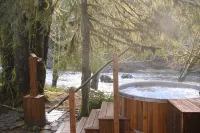 Sol Duc Riverside Retreat: Entire Riverfront Home