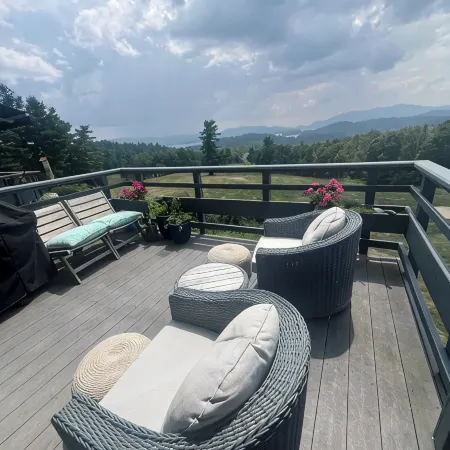 Jaw-Dropping Views. Gorgeous 4-Bed, Free Golf, Hiking Trails + the Lake