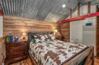 Stay at The Barnhouse in Kuna - Rustic Retreat for Two with Fireplace Near Boise - Homestays