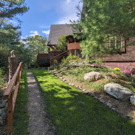 Mountain Lodge Retreat, Near New Paltz &Hikes.Nature and modern convenience.
