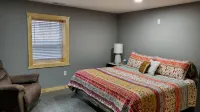 Three Bear Hideaway - Spacious 2 bed + Loft cabin in relaxing, convenient spot!