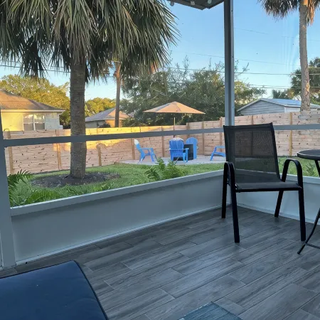 Dogs Welcome-Close to Beach-Fenced Yard