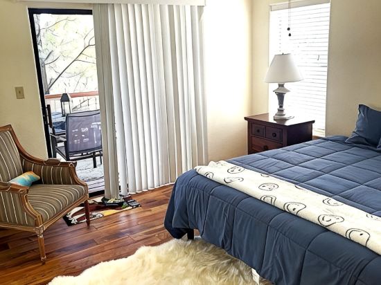 Relax with the whole family or group of friends at this cozy Behr Hideout!