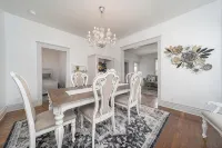 Relax at this charming, cozy DT hideaway - Pet friendly
