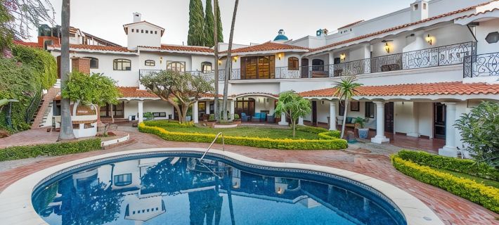 Luxury Hacienda Home in the Heart of Ajijic アヒヒクのホテル