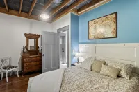 Brown Co, Hot Tub, King Bed, Sleeps 10, Bumper Pool, 5 Smart TVs Firepit, Grill