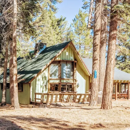 Many Beds! EV Charger! Pets OK! Minutes to Trail of 100 Giants, Sequoias, Rivers