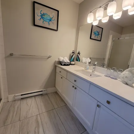 Homey Place in Sechelt , close to town and beaches Отели в г. Сешелт