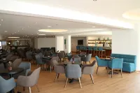 Queens Bay Hotel - bar