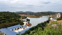 Huazhou Guanqiao Xiujing Lake Reception Center Homestay - Inns