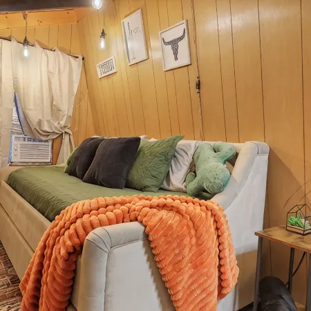 NEW!! Modern, updated 2-bedroom cabin with WiFi, games and views in quaint Pine Hotels in Pine