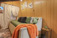 NEW!! Modern, updated 2-bedroom cabin with WiFi, games and views in quaint Pine