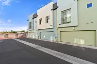Desert Escape Townhome - Pool & Gym - Homestays