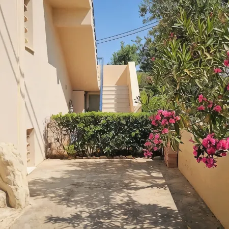 Casa Elysia 1BR with Beach & Pool Отели в г. Малеме