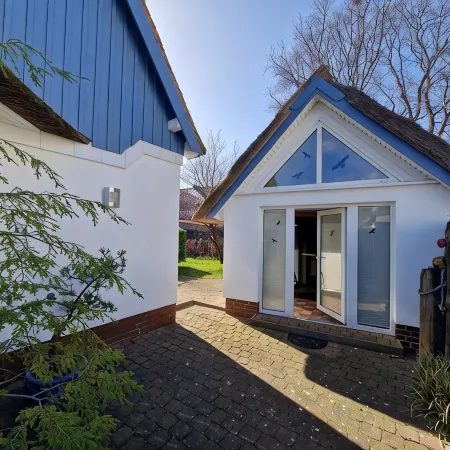 BEAUTIFULLY FURNISHED HOLIDAY HOUSE FOR 4 PEOPLE WITH SEPERATE SAUNA HOUSE Hotele w: Zingst