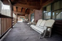 Fall Foliage Riverfront Cabin w/Hot Tub, King Bed, EV & Firepit & Mountain Views - 마운틴 뷰