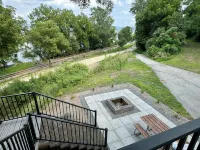 Beautiful, newly renovated 3 bedroom home on the Mississippi River. - 3つ星